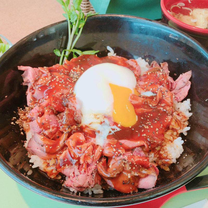 ローストビーフ丼(神戸洋食キッチン)