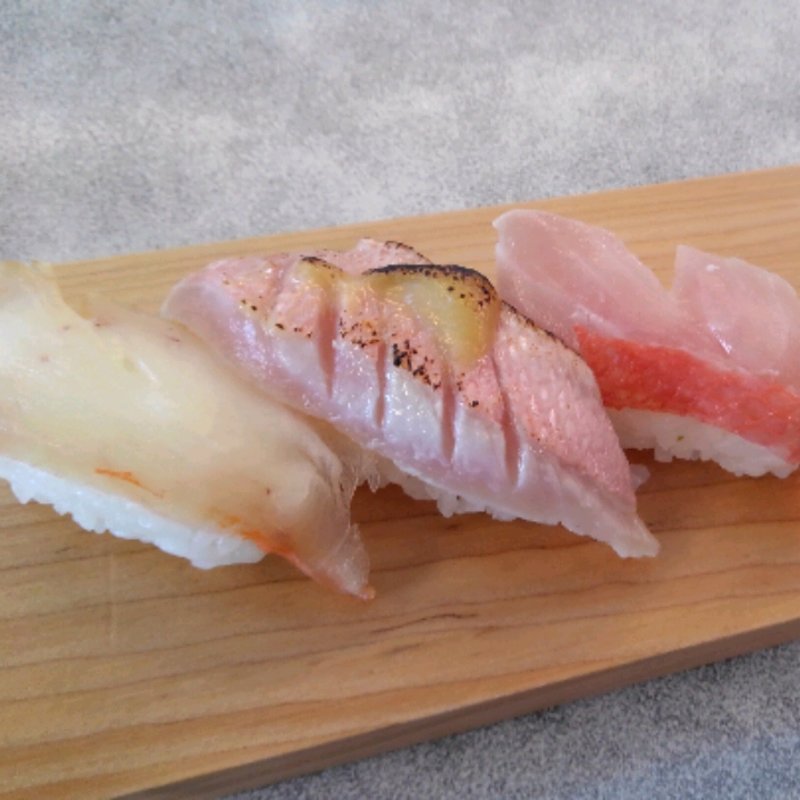 金目三種や(回転寿司 魚どんや （さかなどんや）)