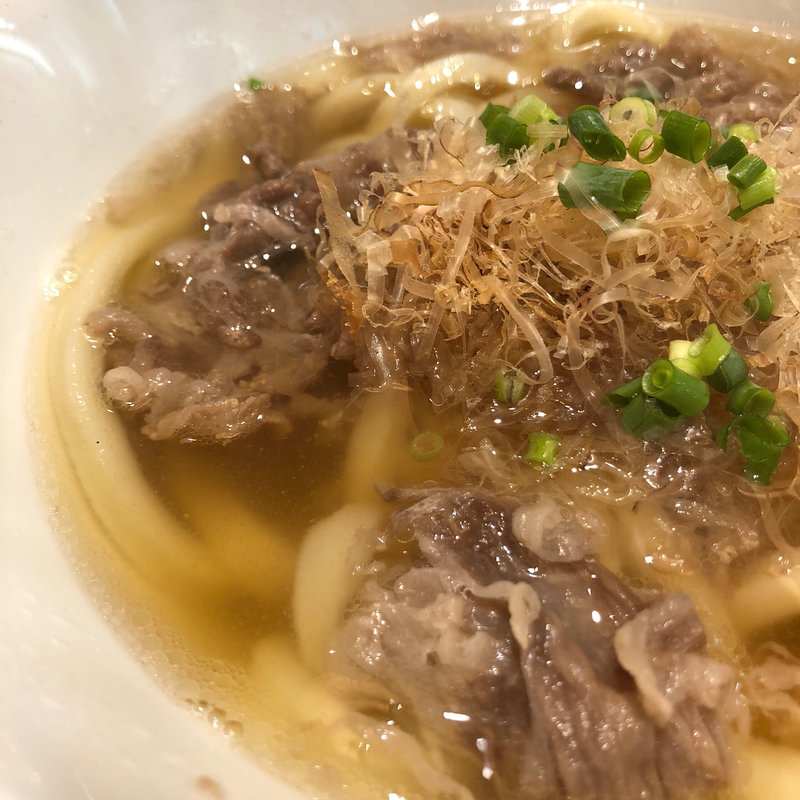しっかりだしにA4和牛！極上肉うどん(マルヨシ製麺所)