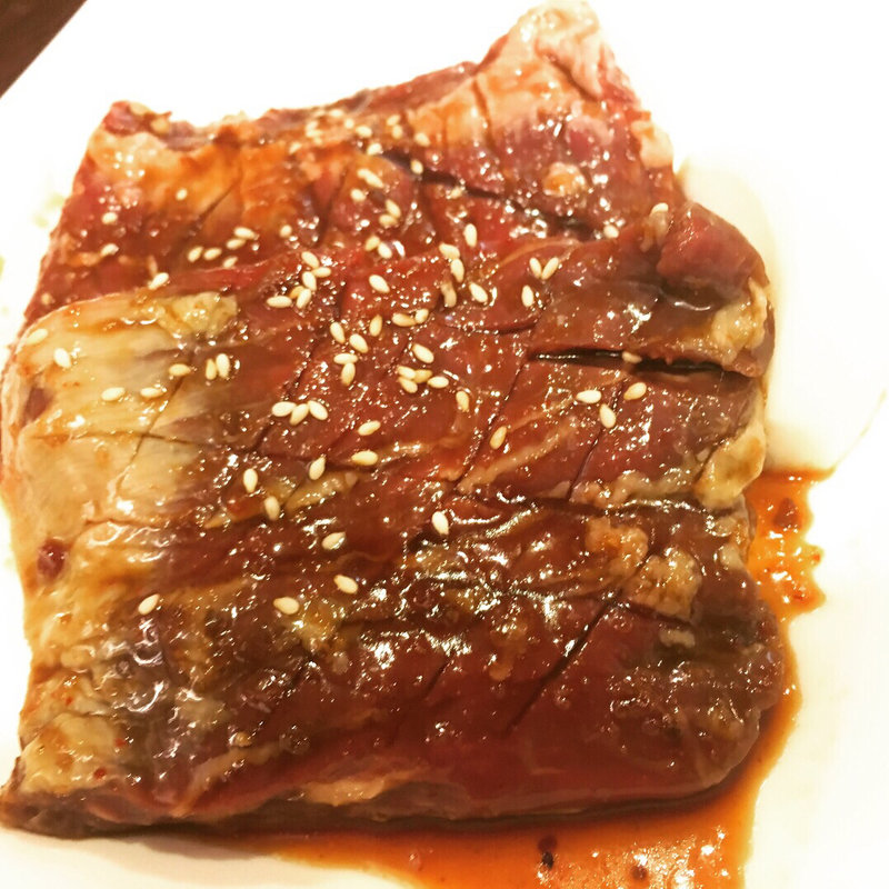 じっくりと漬け込んだハラミステーキ(ビストロ×焼肉 まつもと)