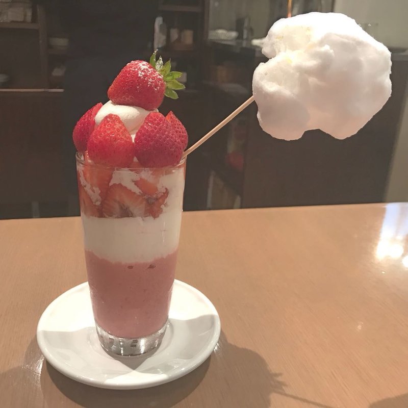 コットンキャンディー ストロベリー ボンボン スムージー(カフェ＆ブックス ビブリオテーク 福岡・天神（café & books bibliothèque Fukuoka Tenjin）)