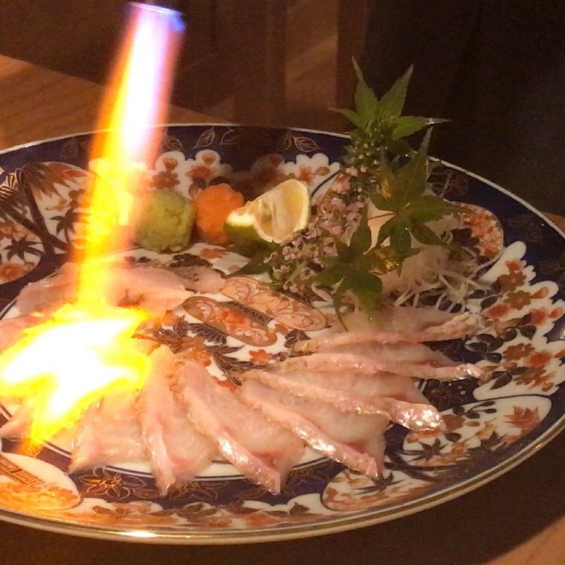 のど黒薄造り炙り刺し(対馬のどぐろとイカ活き造り 博多 魚蔵)