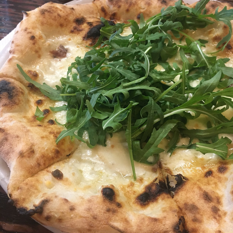 スモークチーズ、ルッコラ、アンチョビのピザ(PIZZA17 ピッツァイナ)