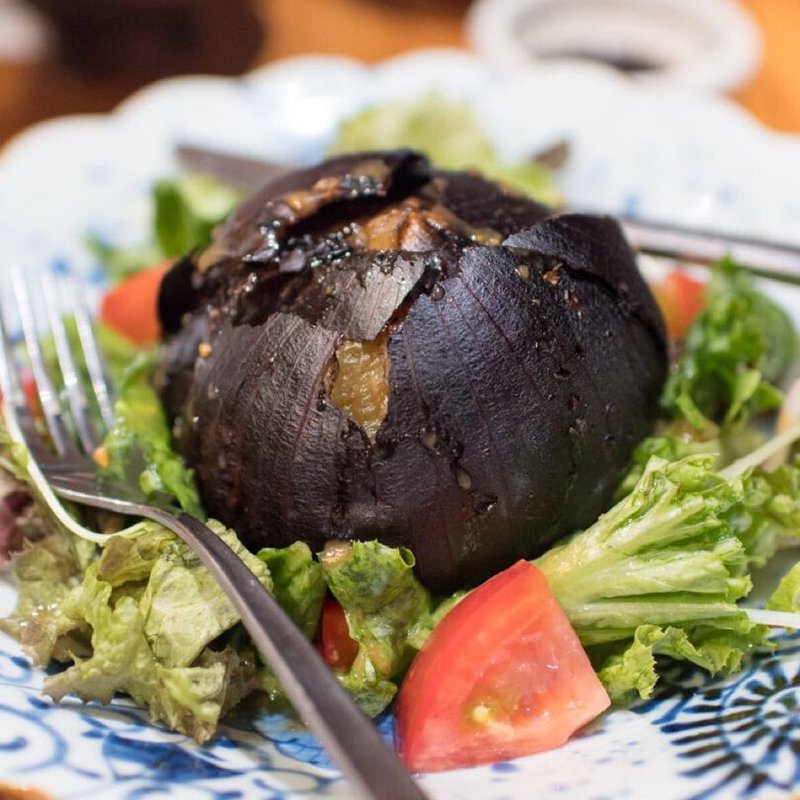 真っ黒玉ねぎのサラダ(根っこ )