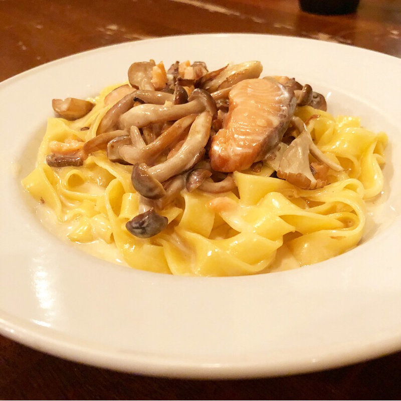スモークサーモンとキノコのクリームソース(trattoria antico)