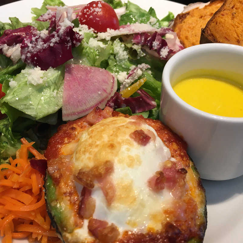 アボガドエッグ サラダプレート(ベーカリー＆レストラン 沢村 新宿)