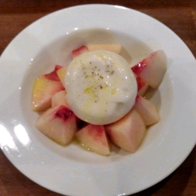 桃とブラータチーズ(オステリア メグロ)