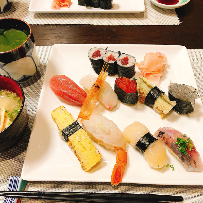 寿司イクラ中トロ白身赤いか鯵車海老かボタン海老玉子あん肝子持ち昆布巻物(樽八鮨 吉川支店  )