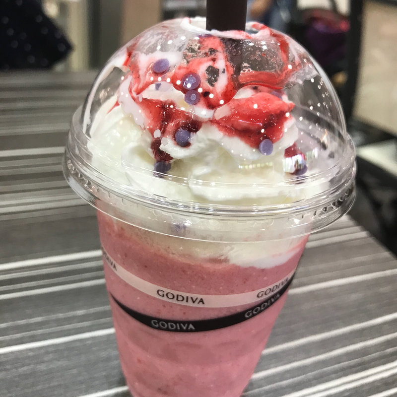 ホワイトチョコレートストロベリー&バイオレットチップ(ゴディバ三井アウトレットパーク竜王)