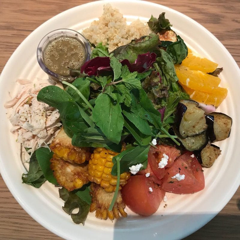 コールドフルーツとキヌア ナッツの彩りチョップドサラダ(RHC カフェ大阪店)