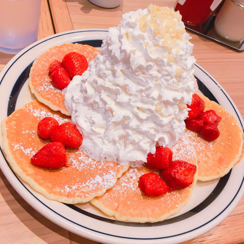 ストロベリーホイップクリームとマカダミアナッツのパンケーキ(Eggs ’n Things 梅田茶屋町店)