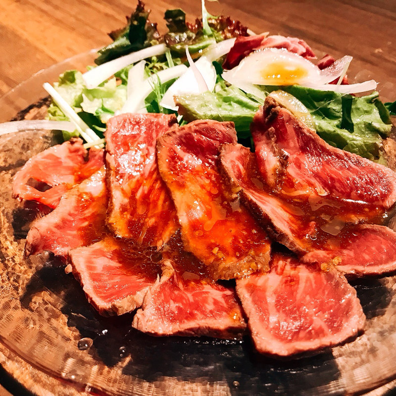 三重県産牛もも肉のたたき(グッドリビング アンド グッドコーヒー)