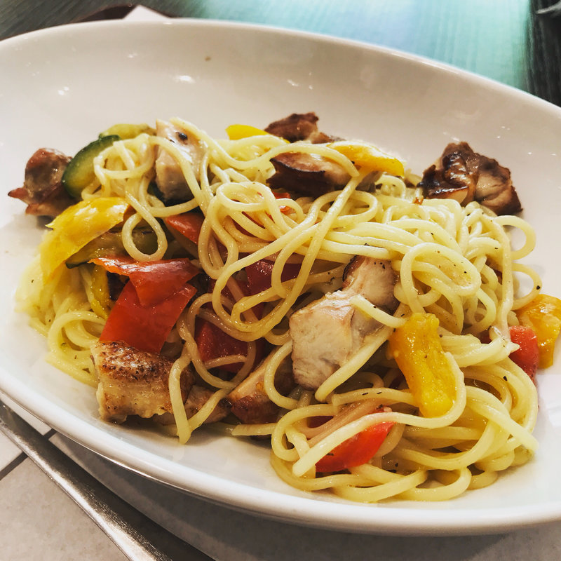 彩り野菜とチキンのペペロンチーノ(ピアトリア )