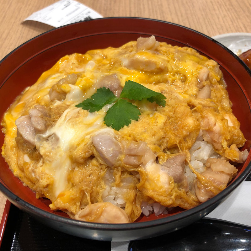 つくば産茜鶏の親子丼(鶏三和 パサール守谷SA上り店 （トリサンワ）)