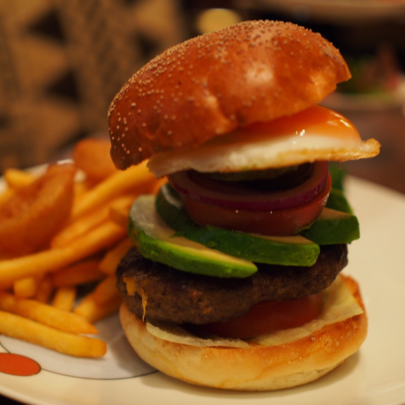 ハンバーガー(アボカド、エッグ)(フライングトマトカフェ )