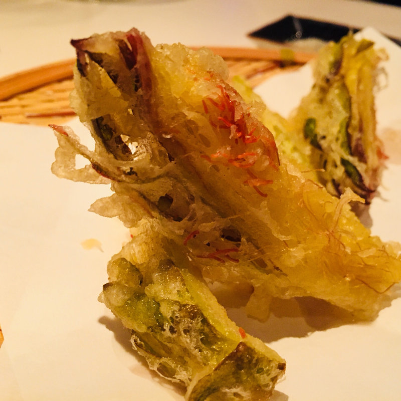 ドラゴンフルーツのつぼみの天ぷら(ワインと天ぷらMAEYASHIKI)