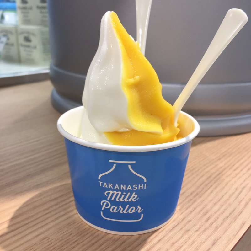 低温殺菌牛乳＆パッションマンゴーソフト(タカナシ ミルクパーラー)