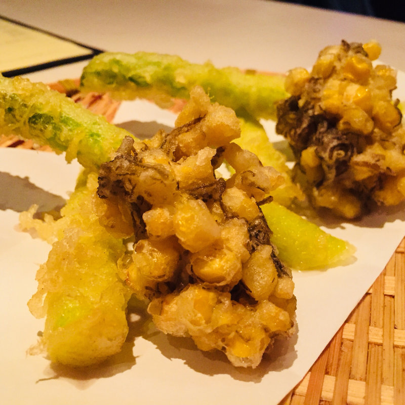 とうもろこしともずくの天ぷら(ワインと天ぷらMAEYASHIKI)