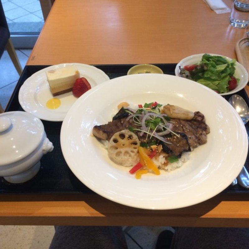 牛サーロインステーキのグリルボウル(レストランよよぎ)