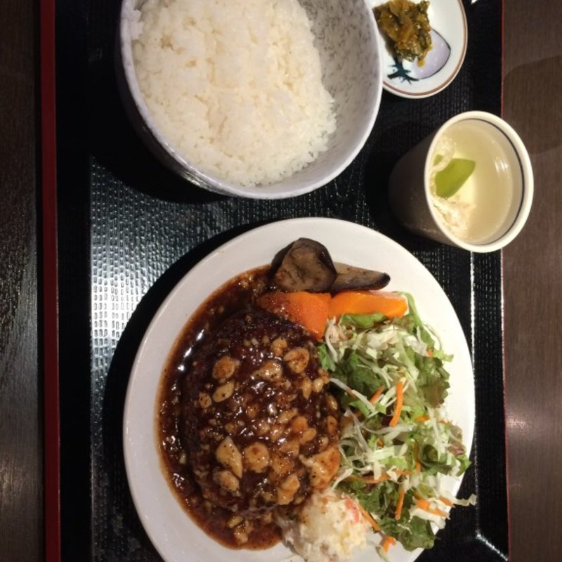 まぐろのハンバーグ定食(まんぷく食堂)