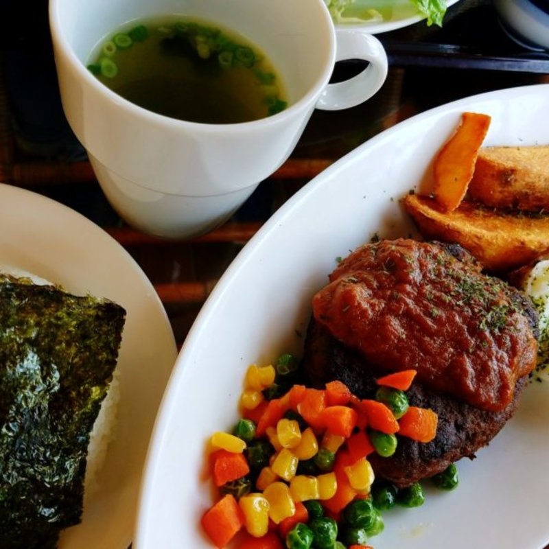 手ごねハンバーグ定食(ぱんぷきん )