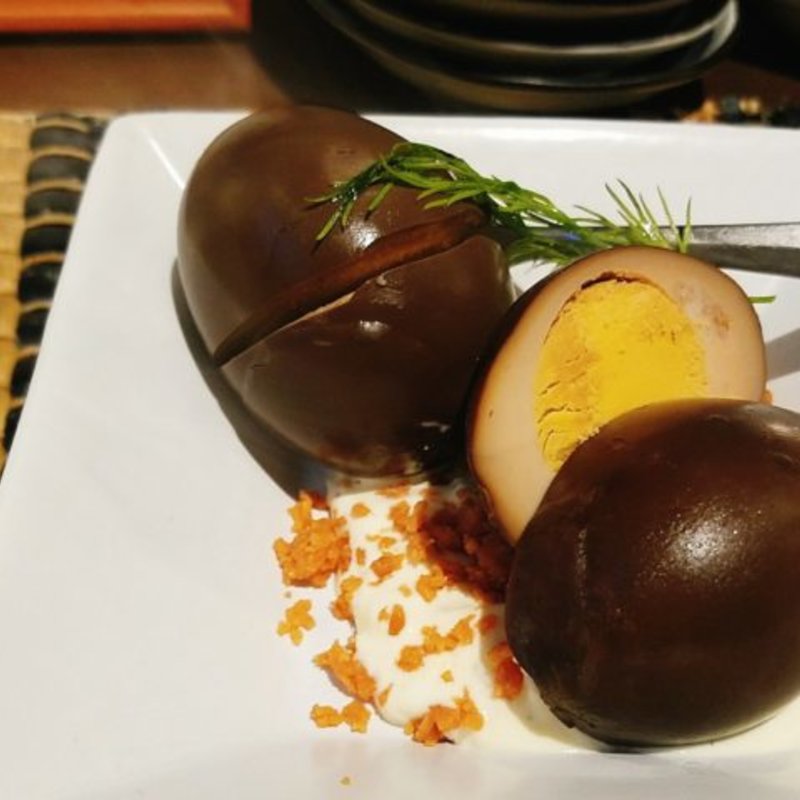 ボイルドエッグ　スモークサーモンのハーブタルタルソース(ワインバル エノテカ・キンタ)