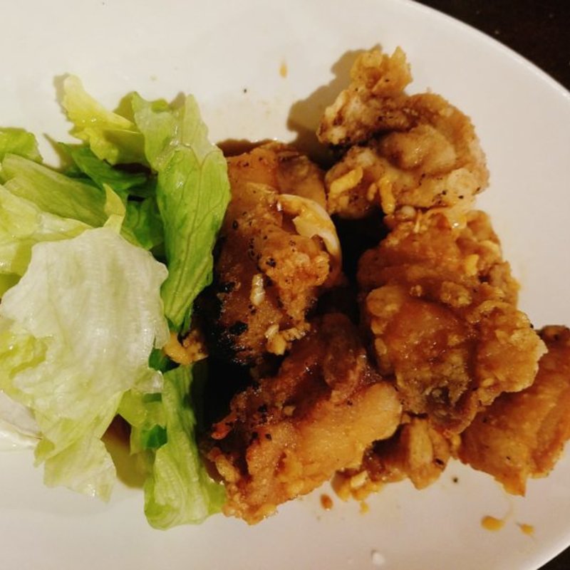 鳥のからあげ～にんにくソース(王様の島 )