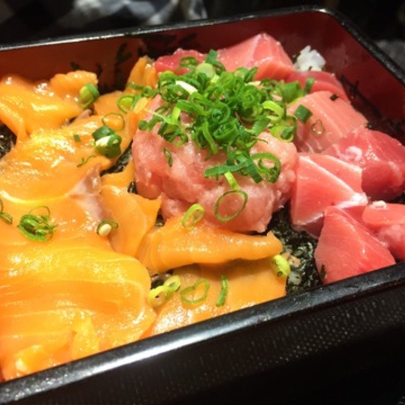 本まぐろ海鮮宝箱(全国ご当地丼ぶり屋台 THE OUTLETS HIROSHIMA店)