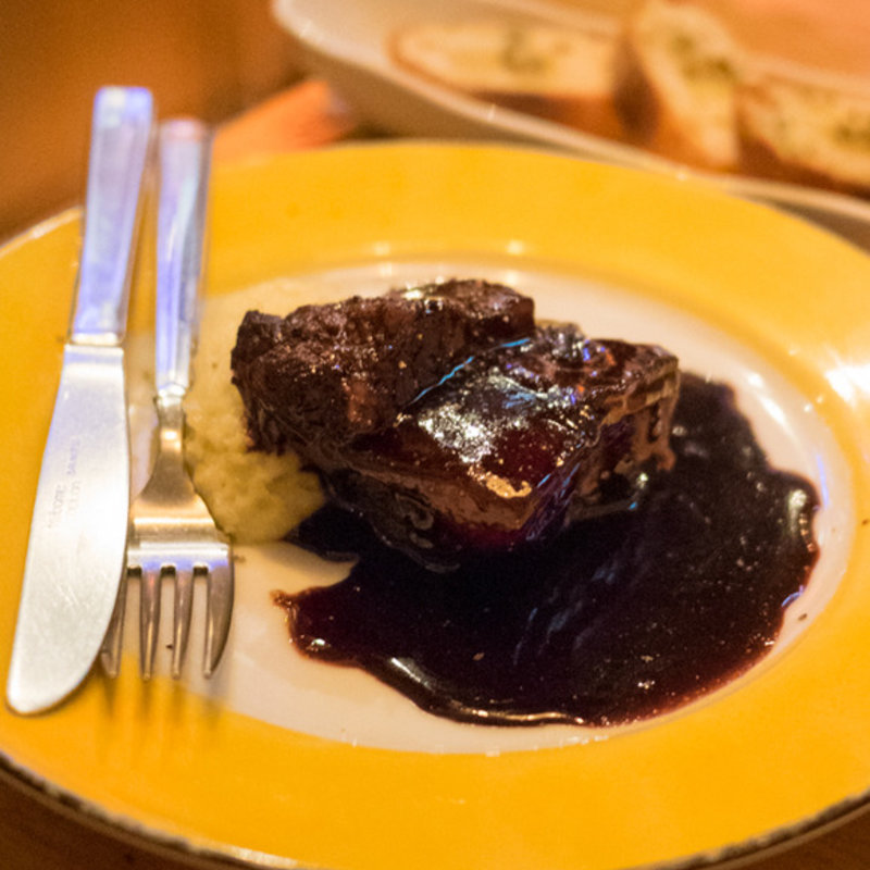 豚バラ肉のとろとろ赤ワイン煮込み～マッシュポテト添え～(えびカニ喰酒iKURA)
