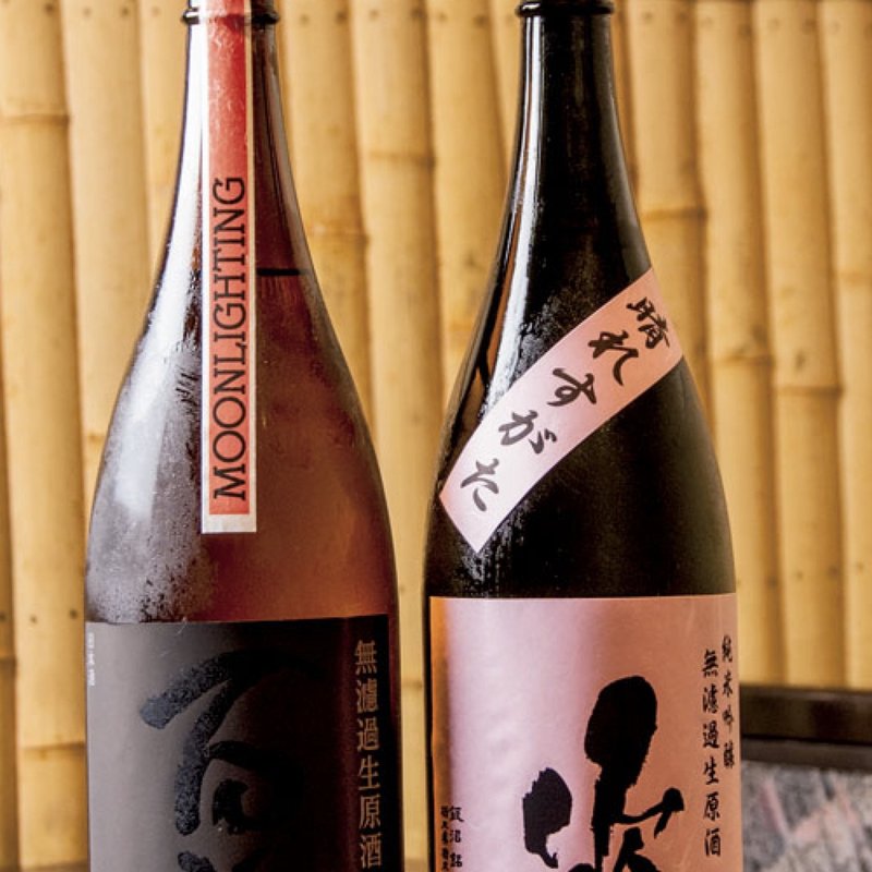 （左）百春MOONLIGHTING純米ひやおろし、（右）姿純米吟醸無濾過生原酒晴れすがた(古拙)