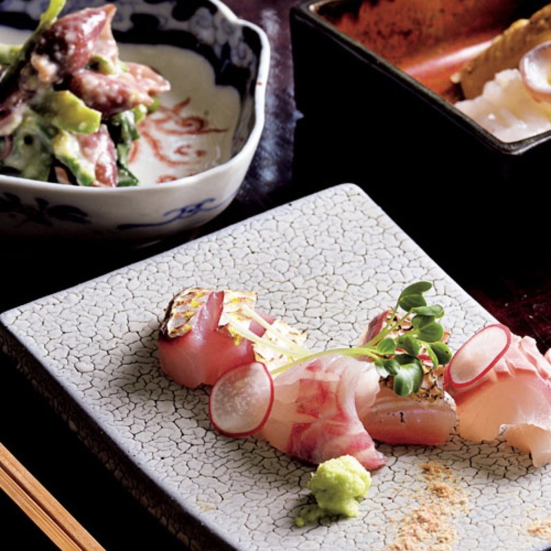 板長おまかせ料理（お造り、富山のホタルイカとたらの芽の和え物、岩手の水だこと竹の子）(さん葉か)