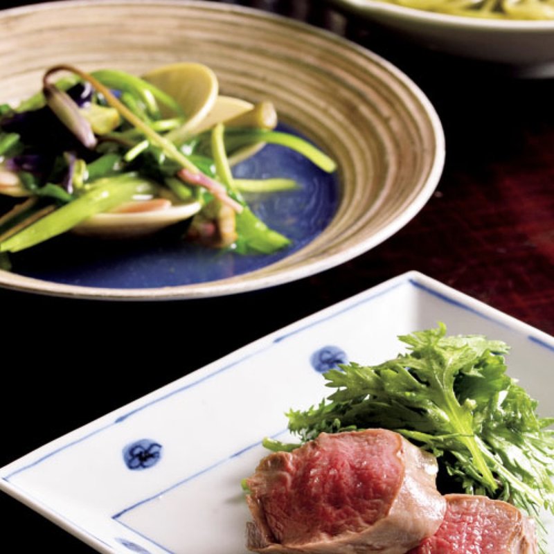 対馬の猪ヒレ肉の炭火焼き、三重の蛤と山菜の葛あん掛け、手打ち蕎麦(さん葉か)