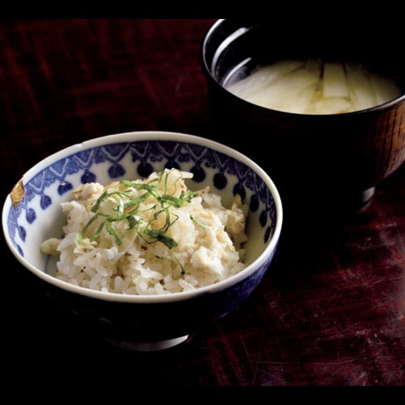 魚の頭の炊き込みご飯、お味噌汁(さん葉か)