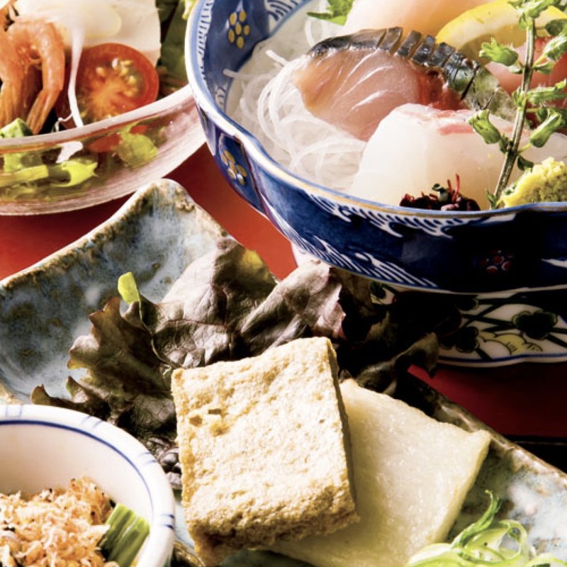 特選郷土料理コース（1人前・前日までの要予約で注文は4名より） （サラダ 小海老とわかめの豆富サラダ、お造り お造り5点盛り合わせ、前菜 じゃこ天・白天盛り合わせ、小鉢 本日の小鉢）(かおりひめ)