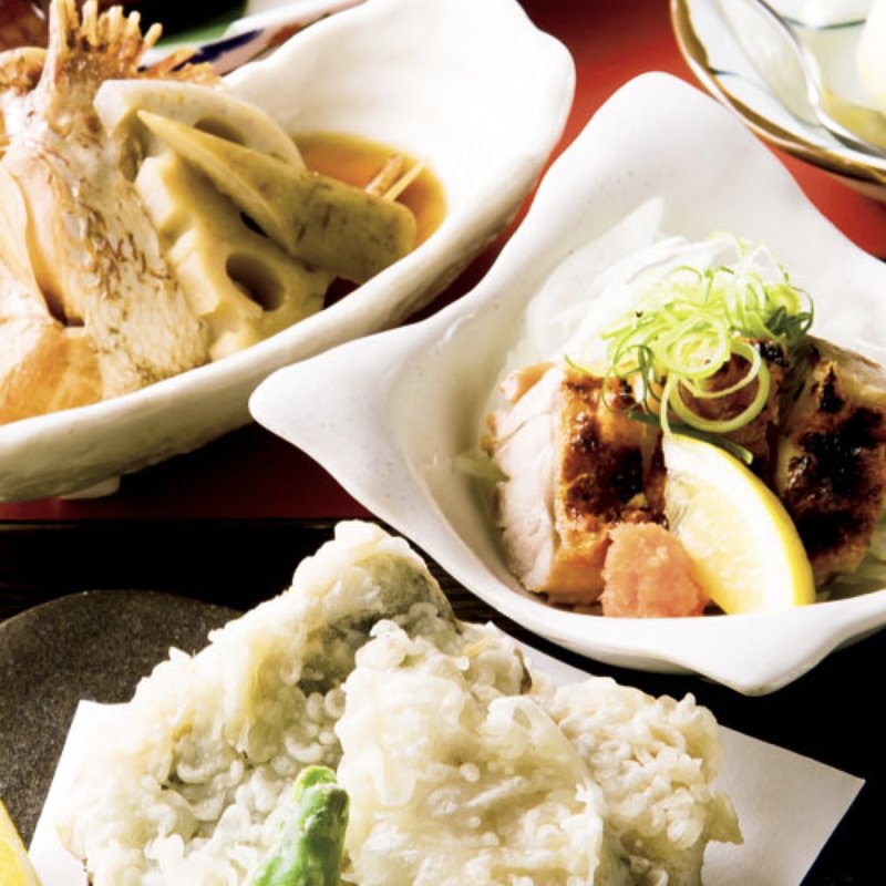 焼き物 太刀魚の竹巻焼き、煮物 地魚のあら煮、揚げ物 地魚の天ぷら盛り合わせ、炙り物 媛っこ地鶏の炙り塩焼き、デザート 柚子シャーベット(かおりひめ)