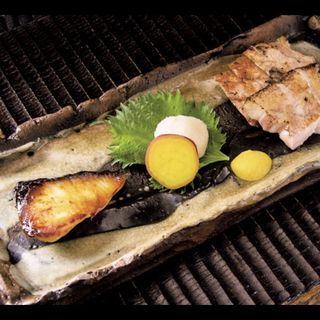 会席コース
【焼物二種】米沢豚の炭火焼き、鰆の西京焼き(銀座水野)