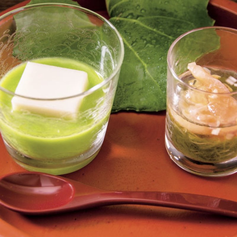 【先付】もずく酢と赤貝の酢の物、えんどう豆のすりながしと胡麻豆腐(銀座水野)