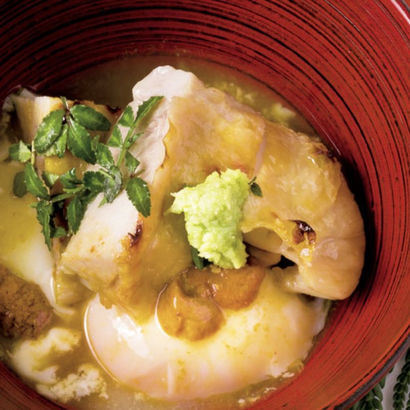 いづみ鶏と温泉卵 カリフラワーのすり流し(新橋 堤)