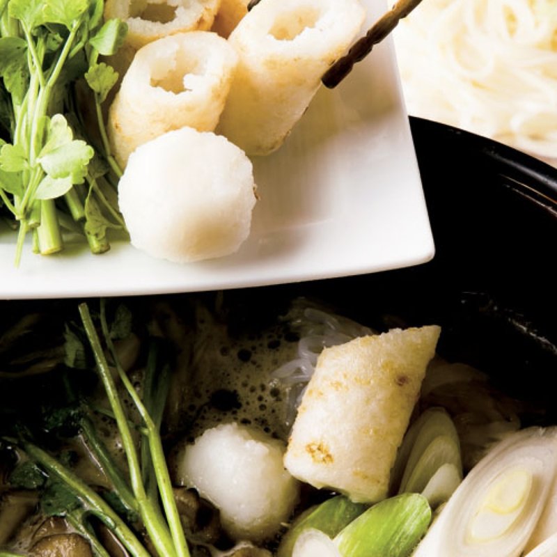 美の国あきた まるごとコースきりたんぽ鍋と稲庭うどん（写真は2人前）(秋田県アンテナショップ＆ダイニング あきた美彩館)