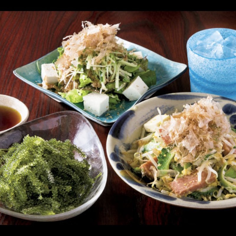 3000円コース（島豆腐のサラダ、海ぶどう、ゴーヤチャンプルー）(ハナハナヤノ)