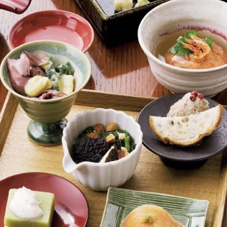 おまかせコースの一例（刺身、桜えびのがんもどき、豚肉のリエット、蔓紫焼き椎茸のおひたし、サクラマス酢じめ、空豆の豆腐・チーズソース、わけぎと蕪、ホタルイカの酢味噌和え）(日本酒 食楽 太太太)