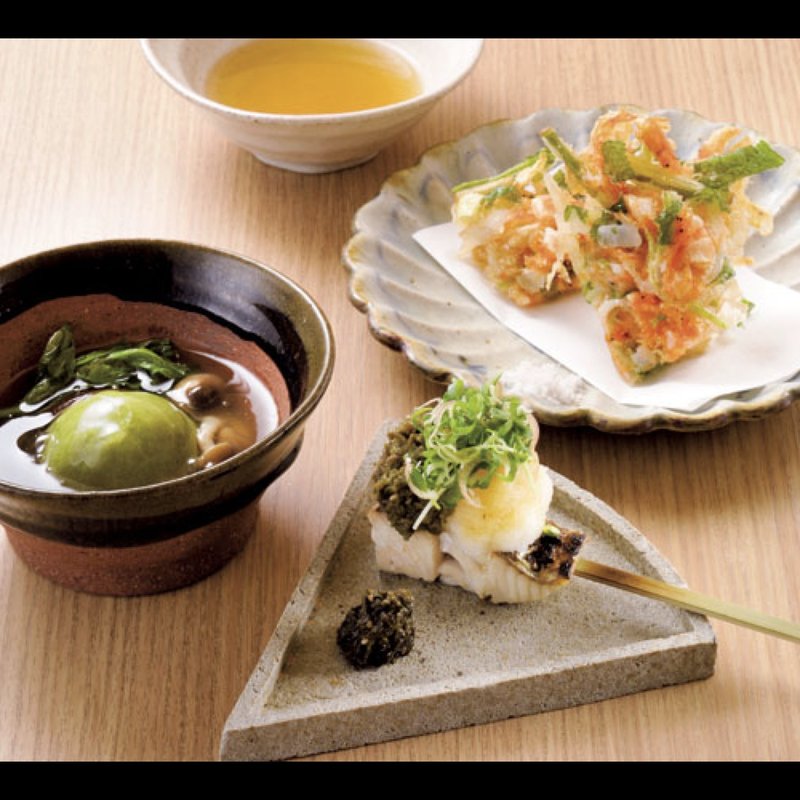 グリーンピース饅頭銀あん掛け、鰆の炭火炙り串、桜海老と根三つ葉のかき揚げ(キガルニワショク 弾)