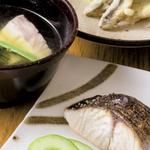 真鯛と筍、こごみの煮物、天ぷら（稚鮎、空豆）、鰆の塩焼