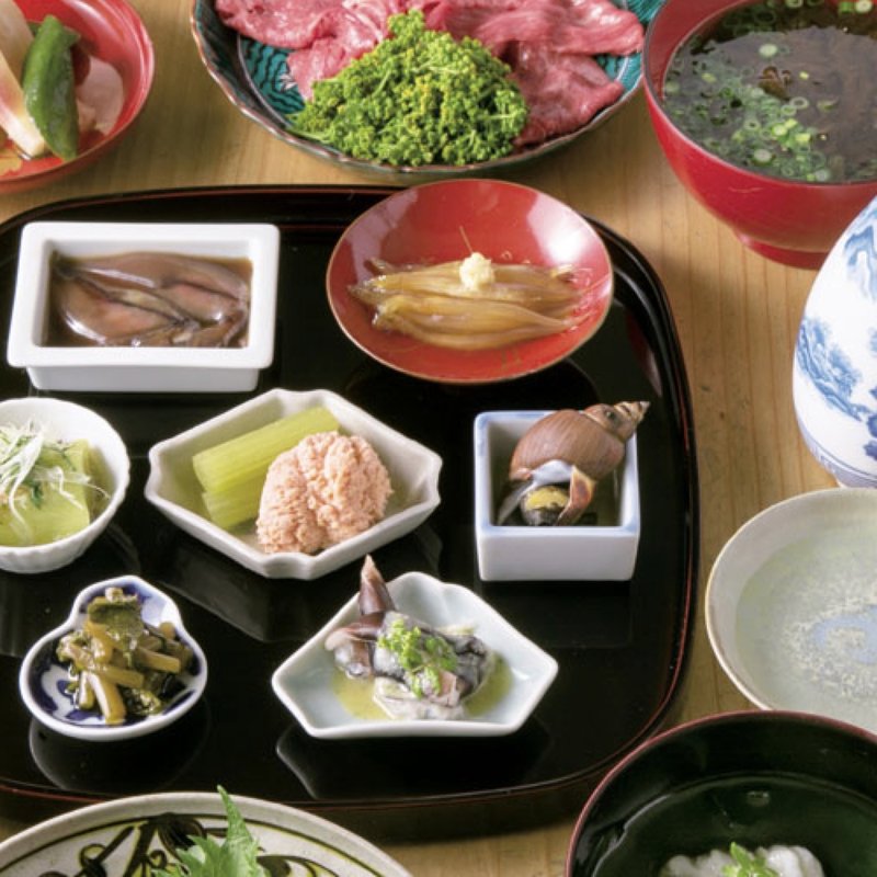 おまかせコースの一例（真鯛とタケノコの炊き込みご飯、花山椒と黒毛和牛の小鍋仕立て（2人前）、江戸前海苔の澄まし汁、キュウリとミョウガの浅漬け、前菜7種、お造り盛り合せ（桜エビ、ヒラマサ、水だこ）、アイナメとワカメの椀物(酒と肴 botan)