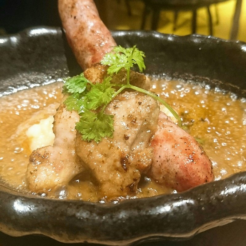 フォアグラと自家製ソーセージのロッシーニ風～トリュフの香り～(クラフトビアハウスモルト)