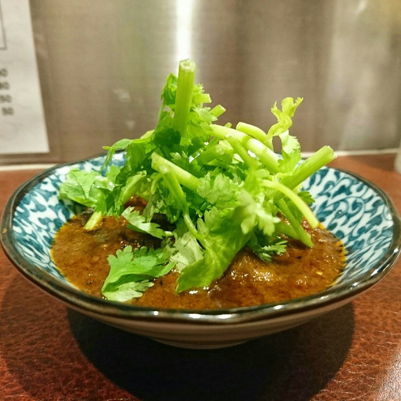 もつ煮込み どこかの惑星風 パクチー乗せ(宇宙と描いてSAKABAとよむ)