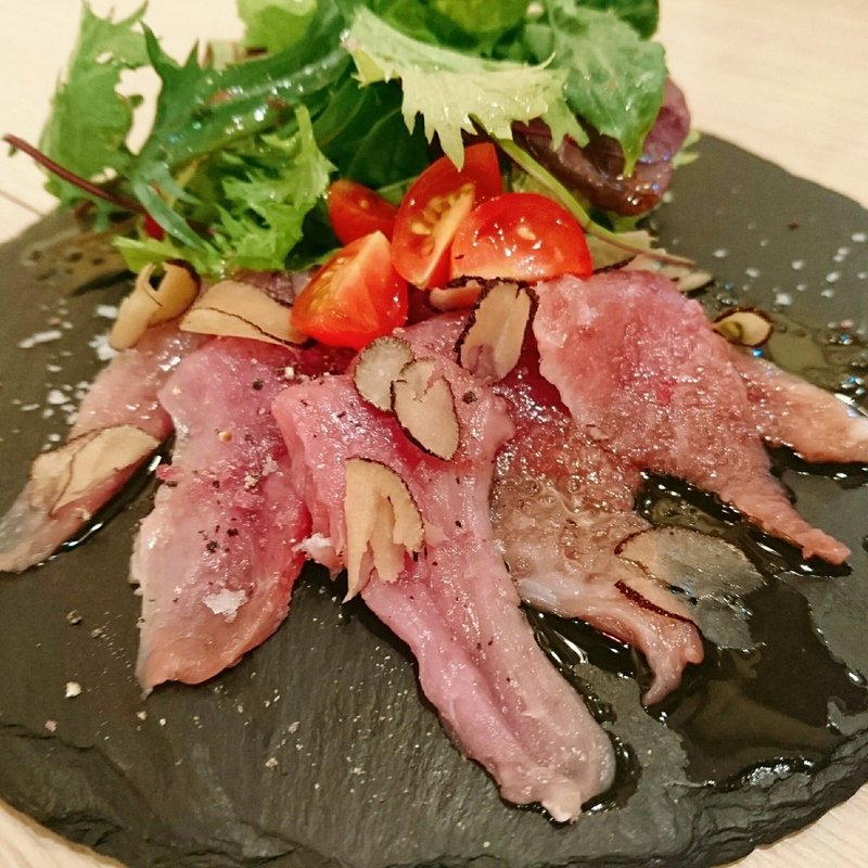大和肉鶏ももたたき(肉寿司 薪焼き キッチンひろ)