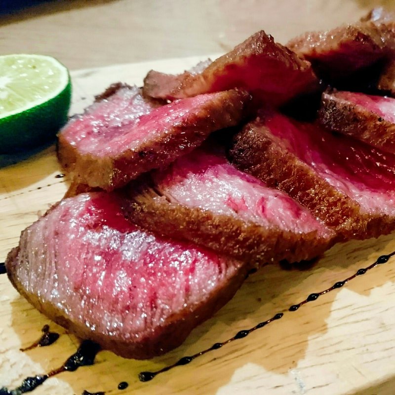 自家製ローストビーフ ～ワインソースで～(炭火バル あじと)