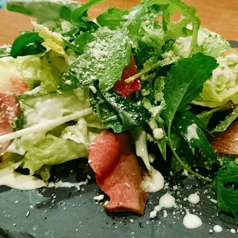 牛タンローストシーザーサラダ(肉料理と肉串の日本酒カジュアルバル RODEO)