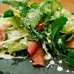 牛タンローストシーザーサラダ(肉料理と肉串の日本酒カジュアルバル RODEO)